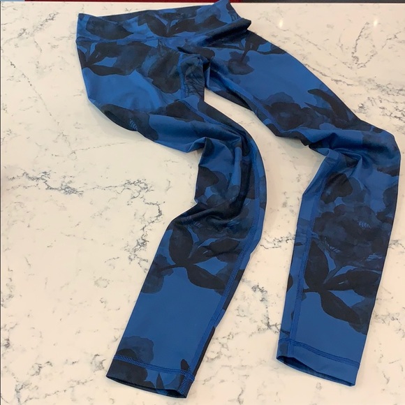 Lululemon yoga pants - size 2 - Picture 4 of 8